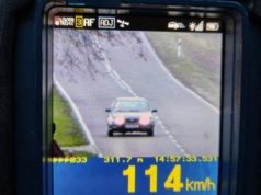 87-latek w Markuszowie stracił prawo jazdy za przekroczenie prędkości o 64 km/h