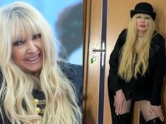 Maryla Rodowicz w mini i lateksowych kozakach eksponuje nogi i pyta nieśmiało: "DŻAGA?"