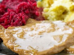 Szukasz pomysłu na ciepłe danie na andrzejki? To mięso jest tak delikatne i miękkie, że nie potrzeba do niego noża