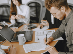 Nowa ustawa ws. stażów wzbudza kontrowersje. Tego chce rząd