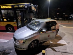 Kierujący przewozem osób wjechał pod autobus miejski na Ochocie