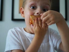 Tak zachęcisz niejadka do jedzenia. 7 sposobów, które działają