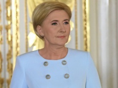 Garnitur Agaty Dudy to majstersztyk dla pań po 50. Zapisz tę inspirację na święta