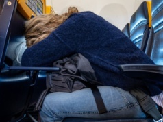 3 patenty na idealny sen w samolocie. Sama korzystam i polecam