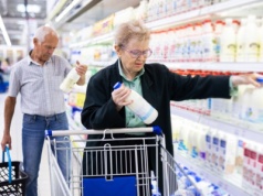 Tu seniorzy zapłacą mniej za zakupy spożywcze. Wystarczy tylko 1 dokument