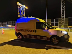 Na trasie S19 auto uderzyło w bariery. Są utrudnienia w ruchu