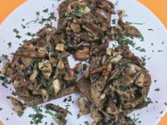 Bruschetta z grzybami. Włoski specjał w polskim wydaniu na listopadowe dni