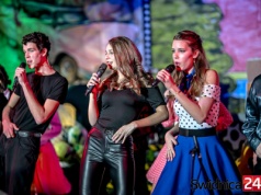 Uczniowie, samorządowcy, aktorzy wyśpiewali hity z musicalu Grease