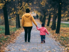 Wyszła z dzieckiem na spacer, sąsiedzi byli niezadowoleni. "Kto to widział w taką zimnicę"