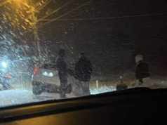 Auto w rowie i dachowanie. Niespokojna noc na drogach