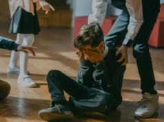 „Byłam jedyna. To było piekło”. Dzieci ukrywają tożsamość, by przetrwać w polskich szkołach