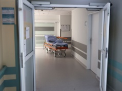 Między młotem a kowadłem. Resort zdrowia w swoim pierwszym wielkim kryzysie