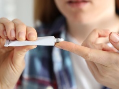 Tę maść warto mieć teraz w kosmetyczce. Działa jak kompres na skórę, dłonie i usta