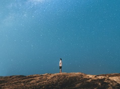 Podróż w głąb siebie i "test turbulencji". Booking.com zdradza, jak będziemy zwiedzać świat w 2026