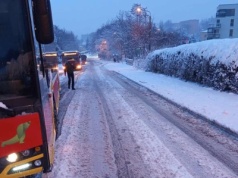 Intensywne opady śniegu w regionie. Trudne warunki na drogach, problemy z podjazdem autobusów
