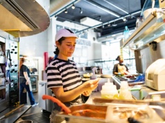 Gastronomia jako pierwszy krok w karierze. Pensja i dobre relacje mają największe znaczenie