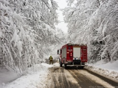 Podkarpacie pod śniegiem. Energetyczny paraliż, ale szpitale bezpieczne; wojewoda w terenie