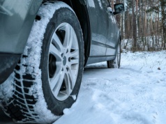 Jeździsz na tych oponach? Zima szybko je wykończy. Sprawdź jeden detal, zanim będzie za późno