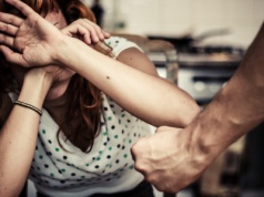 Kiedy goście wyszli, mąż uderzył Ewę w twarz. 