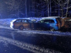 Czołowe zderzenie dwóch aut. 7 osób rannych, w tym czworo dzieci