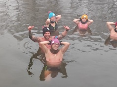 Morsy z Zalesia. Lodowata woda nie jest im straszna. Kąpieli w jeziorze nie odpuszczą
