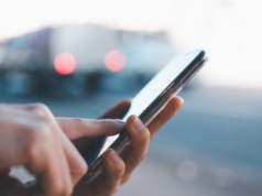 Co naprawdę zyskujesz, kupując flagowy smartfon? Sprawdź, czy warto dopłacać