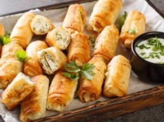 Na andrzejkową imprezę przygotowuję chrupiące roladki. W środku czeka pyszny farsz