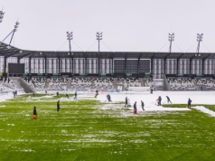 Kibice pomogli ze śniegiem, aby Sandecja zagrała z Podbeskidziem