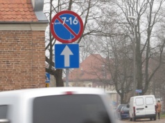 Wolno, ale nie zawsze. Cofanie na jednokierunkowej ma swoje zasady