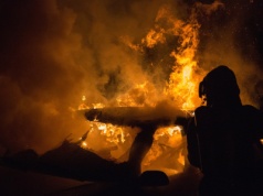 Pod Bydgoszczą spłonęło auto. W Jagodowie samochód osobowy uderzył w drzewo i zapalił się