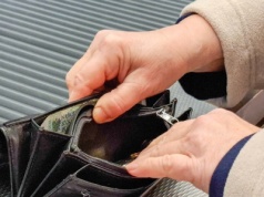 Egzekucja komornicza a emerytura. O ile i kiedy mogą zmniejszyć świadczenie?