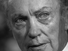 Grał Frankensteina i Draculę, występował w teledyskach Madonny. Udo Kier nie żyje