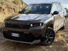 Jeep Compass urósł i dostał najmniejszy silnik w historii. Czy to może działać?
