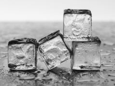 Kwantowe symulacje odkrywają tajemnice lodu. Naukowcy rozpracowali procesy molekularne