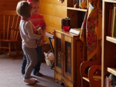 Nie zmuszaj dziecka do dzielenia się. Wypróbuj ten sposób i samo zrozumie, że warto