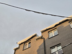 Uwaga na niebezpieczne nawisy śnieżne. Z dachów w Krakowie spada śnieg i lód