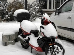 Motorowerzysta z sądowym zakazem zatrzymany w zimowej aurze