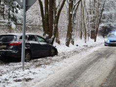 Ślisko i niebezpiecznie na niektórych drogach w Piotrkowie. Auto z dziećmi uderzyło w drzewo