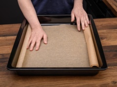 Nie każdy wie, że papier do pieczenia jest nasączony. Czym? To dlatego nic nie przywiera