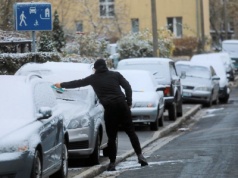 Wielu kierowców popełnia ten błąd, gdy spadnie śnieg. "Zimowe" mandaty to nawet 3000 zł i 12 punktów