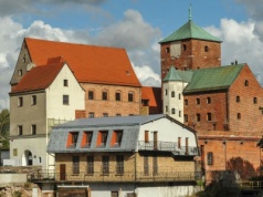 Jedyny w Polsce gotycki zamek nadmorski. Powstał na sztucznej wyspie