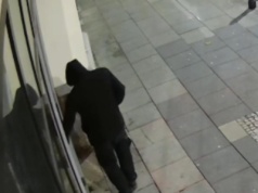 Oblał kwasem przychodnię aborcyjną. Towarzyszył mu 18-letni syn