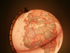 Jak dwie metalowe kulki pomogły “zważyć” całą Ziemię