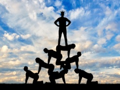 Narcyz nie wyrządza tak poważnych szkód jak osobowości antyspołeczne. Psycholożka obala mity