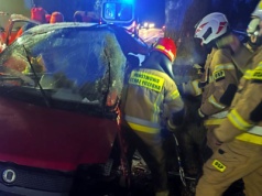 22-letni kierujący fiatem wypadł z jezdni i uderzył w drzewo. Mężczyzna był zakleszczony