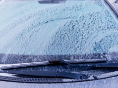 ​Zapomnij o porannym skrobaniu szyb w aucie. Tak zapobiegniesz zamarzaniu