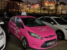 Jej różową taksówką mogą jeździć po Warszawie tylko kobiety. 
