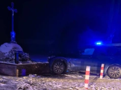 Wnory-Wiechy: Samochód wypadł z drogi i uderzył w przydrożny krzyż