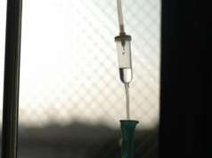 Nawodnienie dożylne – kiedy bywa rozważane przy kacu