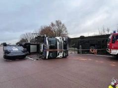 Autotransporter przewrócił się na autostradzie: 10-godzinna akcja i wielkie straty